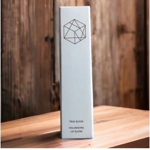 ⚫️ EM Cosmetics True Gloss Volumizing Lip Gloss Caramel Glaze